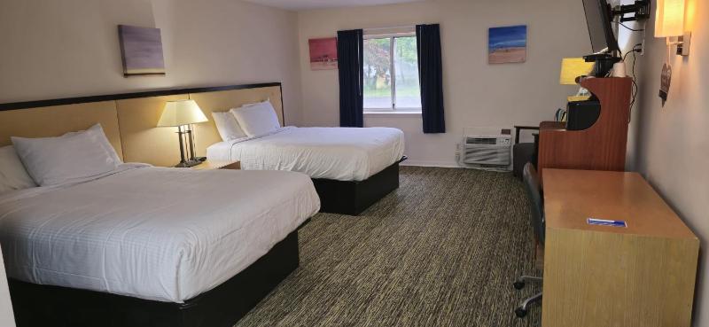 Quadruple Room with Two Queen Beds - Non Smoking image 1
