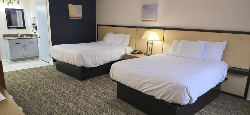 Quadruple Room with Two Queen Beds - Non Smoking image 4