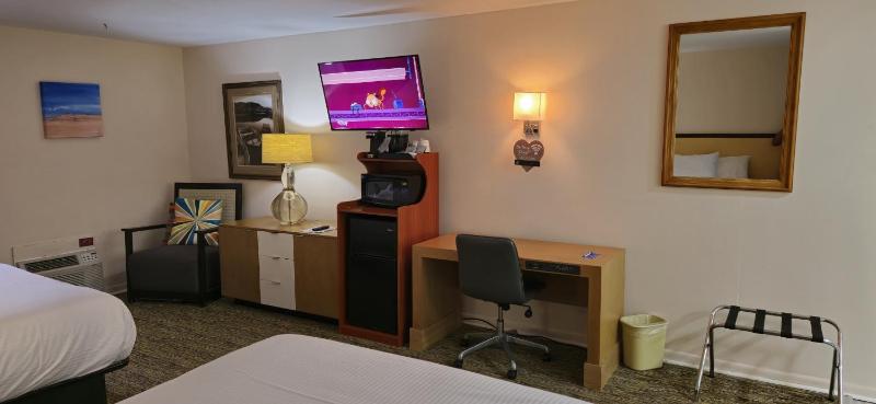 Quadruple Room with Two Queen Beds - Non Smoking image 3