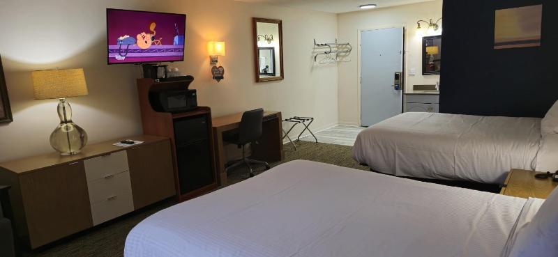 Quadruple Room with Two Queen Beds - Non Smoking image 2