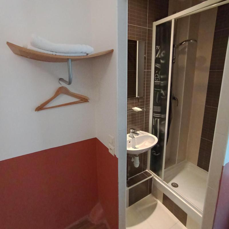 Single Room with Shared Toilet image 4