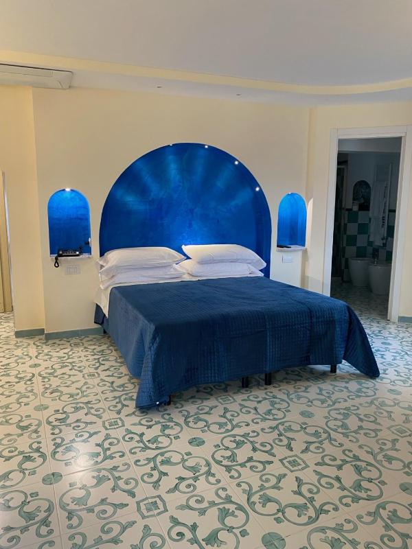 Deluxe Double or Twin Room image 4