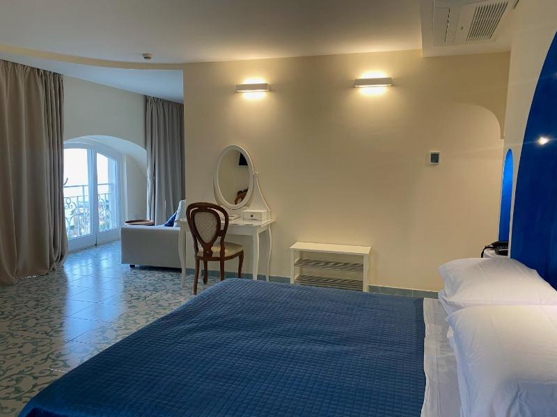 Deluxe Double or Twin Room image 3