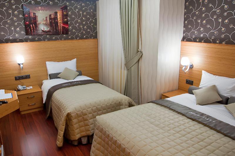 Standard Double Room image 3