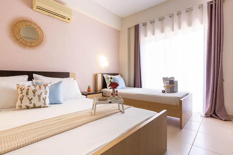 Potam'Sea Bliss 8 - Beach Front Sun Beds & Parking - image 2