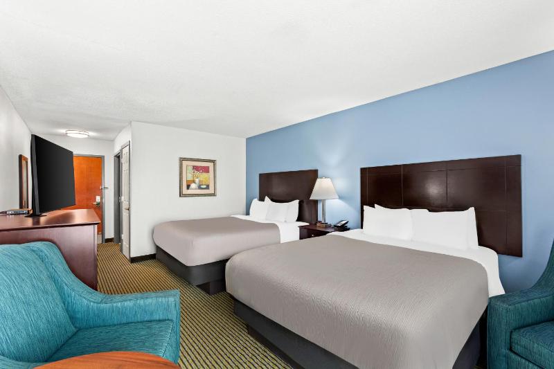 Queen Room with Two Queen Beds - Non-Smoking image 2