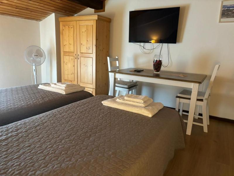 Twin Room with Shared Bathroom image 3