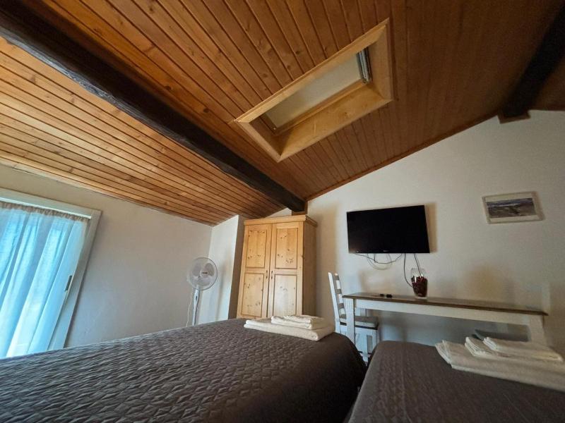 Twin Room with Shared Bathroom image 2
