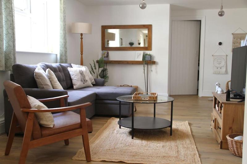 Owl Cottage - Cosy Cotswolds Stone Escape, Dog Friendly Images