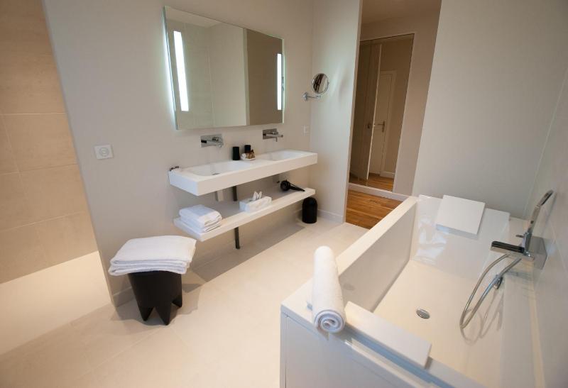 Queen Room with Garden View image 3