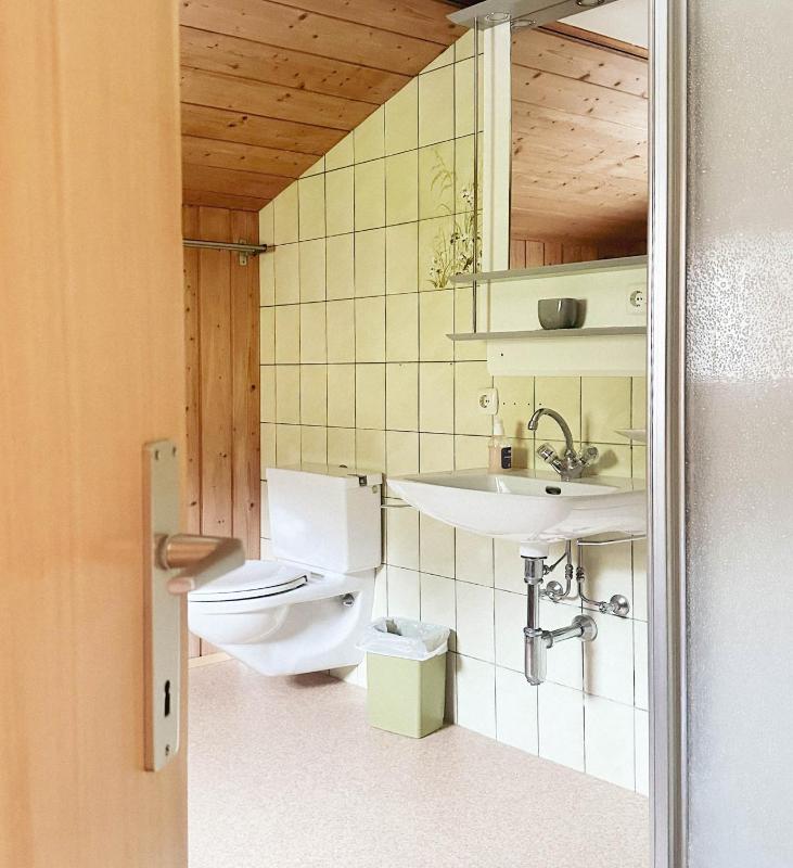 Twin Room with Bathroom image 2
