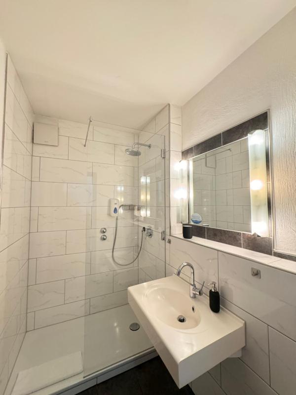Classic Double Room image 3