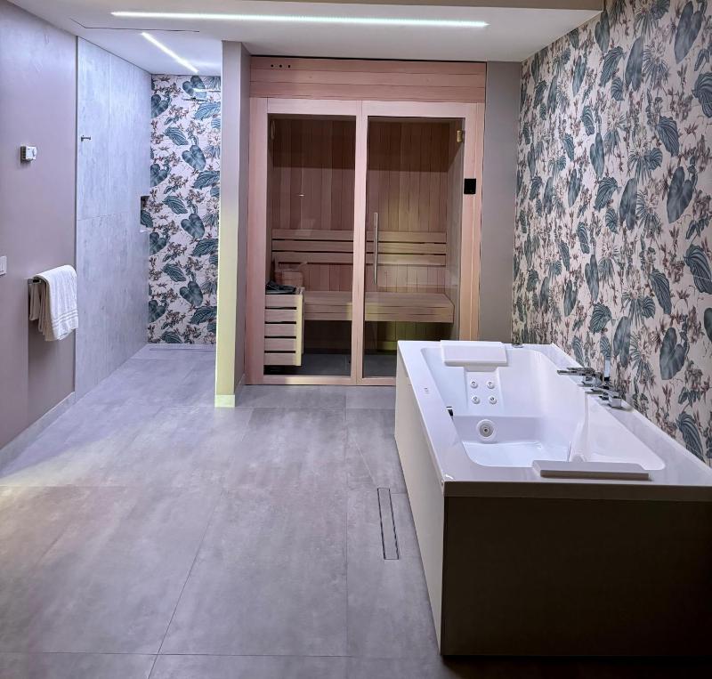 Suite with Spa Bath and Sauna image 1