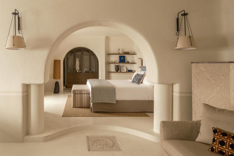 Grand Suite with Private Pool and Caldera View image 1