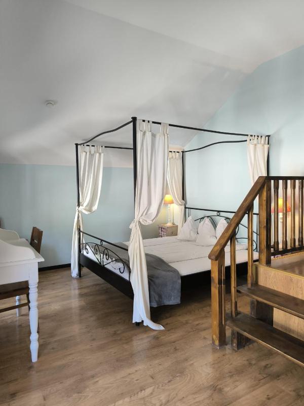 Double Room with canopy bed image 3