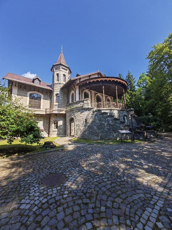 Six-Bedroom Villa (14 persons)  image 1