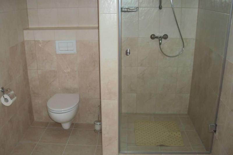 Twin Room image 3