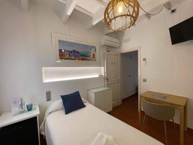 Single Room image 3
