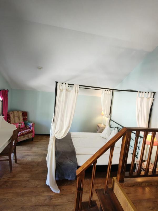 Double Room with canopy bed image 4