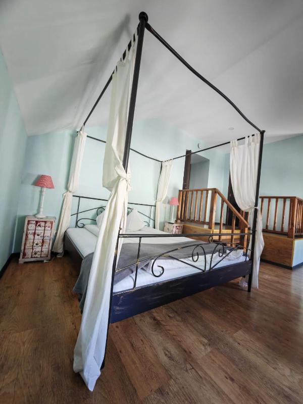 Double Room with canopy bed image 1