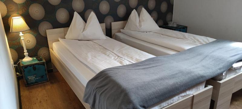 Economy Twin Room image 3