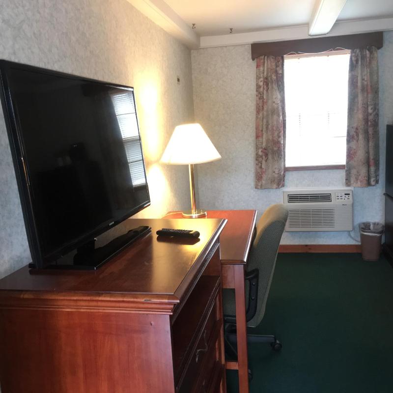 Queen Room image 4