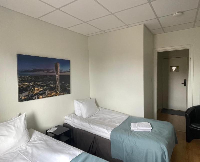 Standard Twin Room image 1