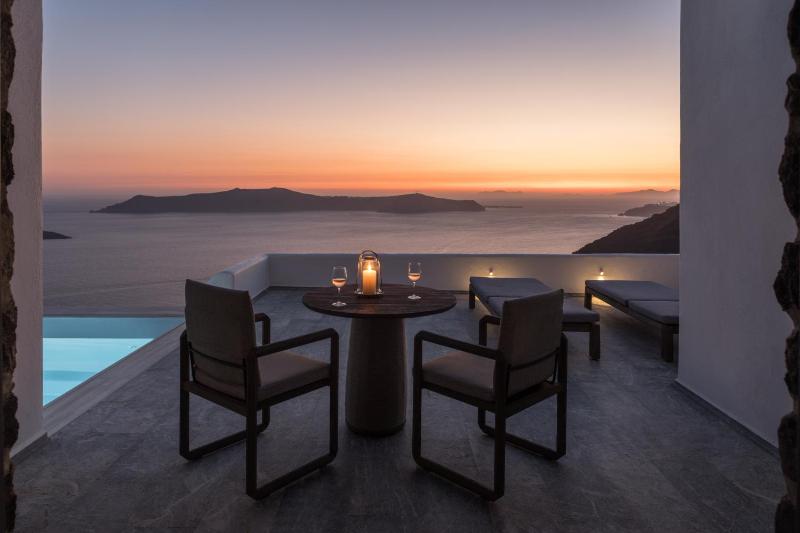 Grand Suite with Private Pool and Caldera View image 3