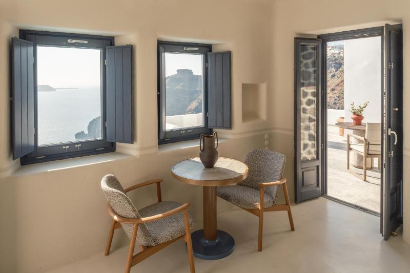 Grand Suite with Private Pool and Caldera View image 2
