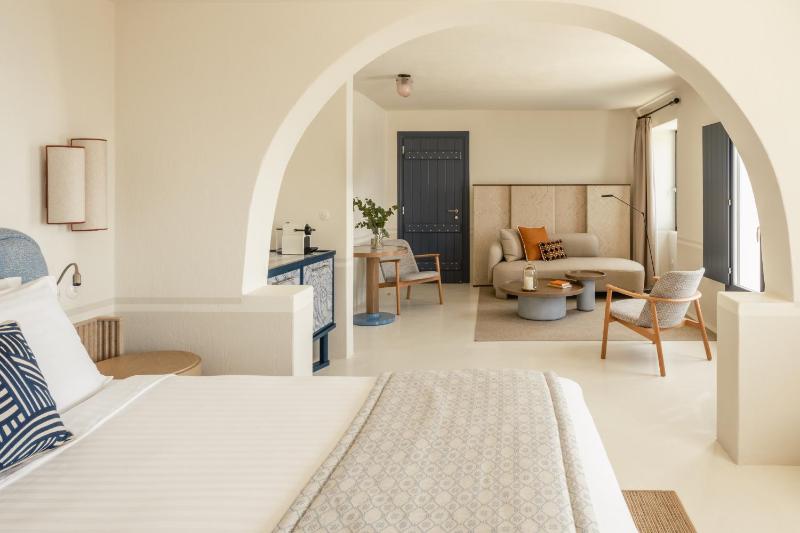 Honeymoon Suite with Caldera View image 4