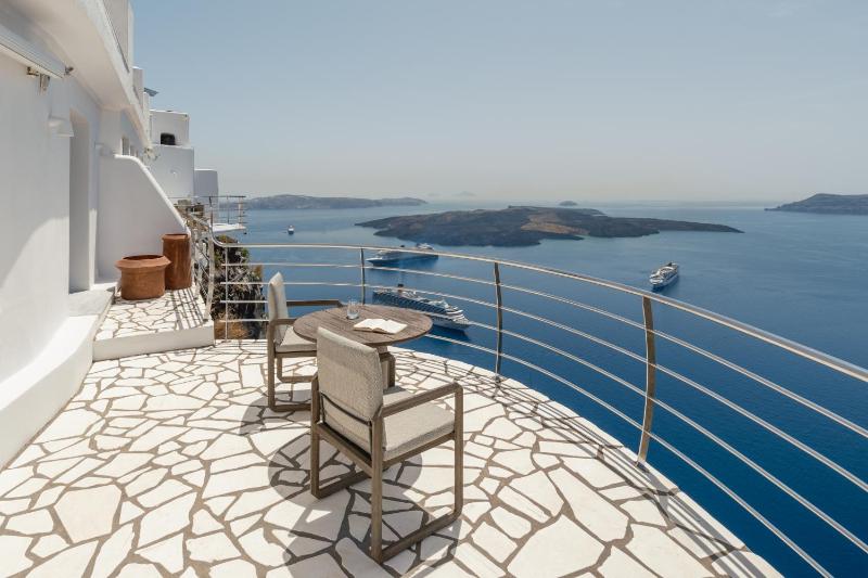 Honeymoon Suite with Caldera View image 3