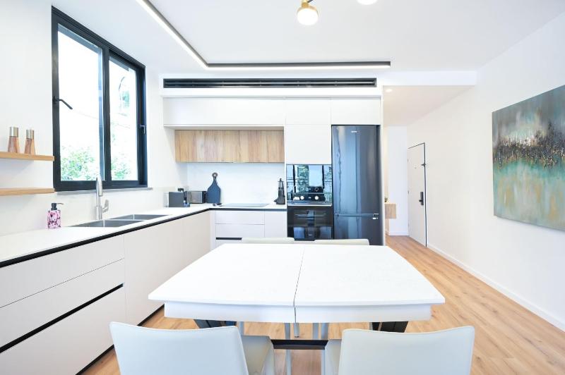 Elegance 3 BR in Gordon Beach by HolyGuest - image 10