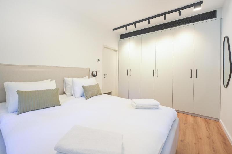 Elegance 3 BR in Gordon Beach by HolyGuest - image 11