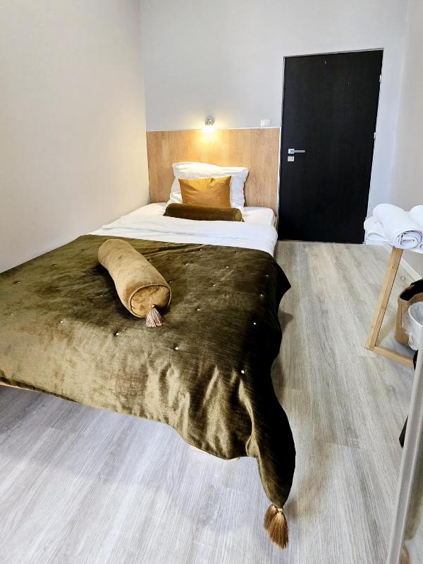 Single Room with Private External Bathroom image 1