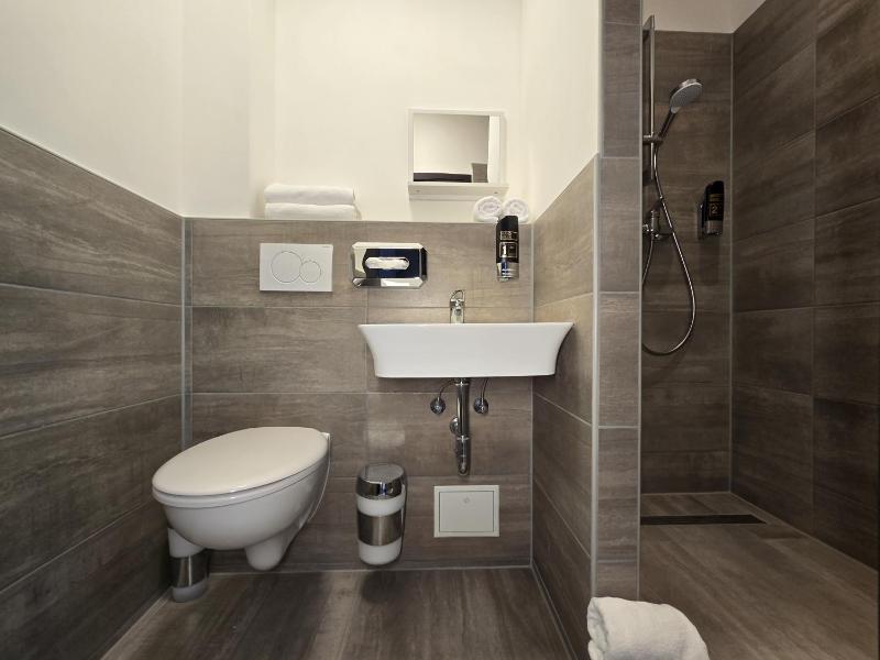 Twin Room image 2