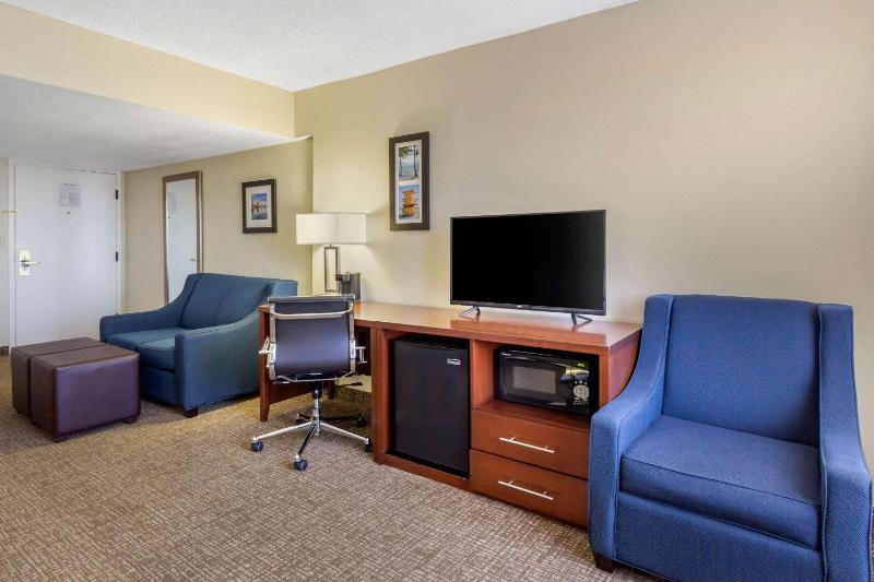 Junior Suite with Two Double Beds and Sofa Bed - Non-Smoking image 3