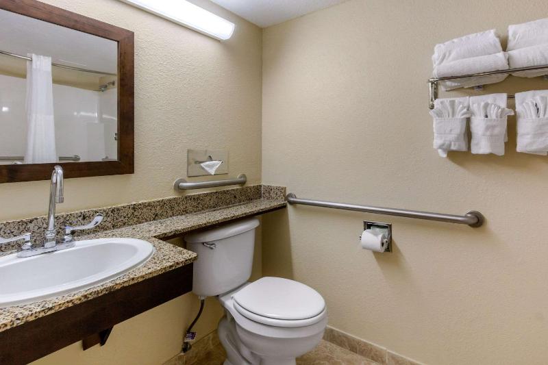 Double Room with Two Double Beds - Disability Access/Non-Smoking image 2