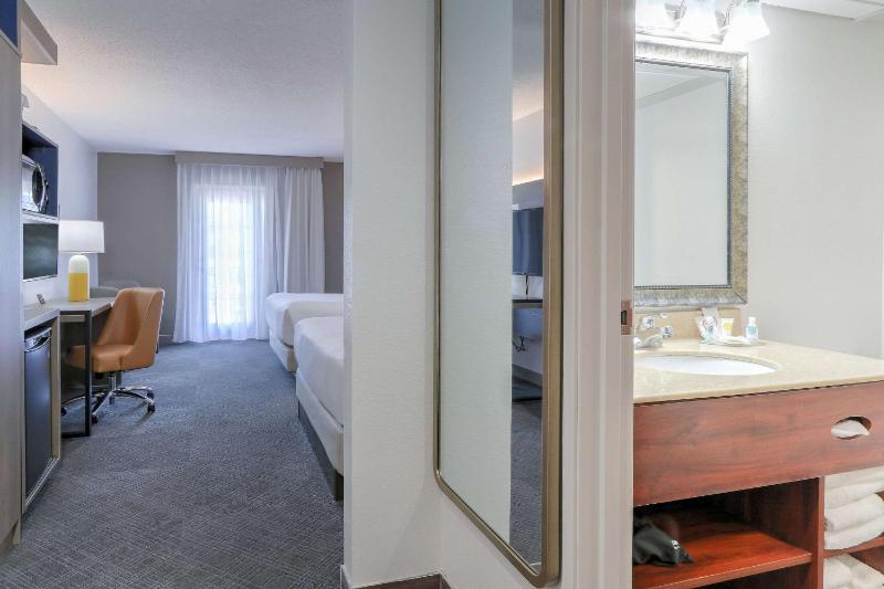 Standard Queen Room with Two Queen Beds - Non-Smoking image 4