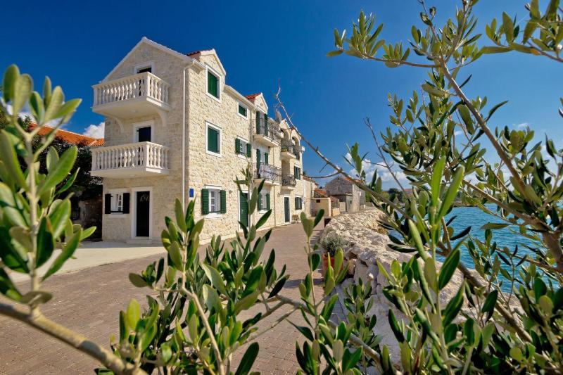 Six-Bedroom House image 4