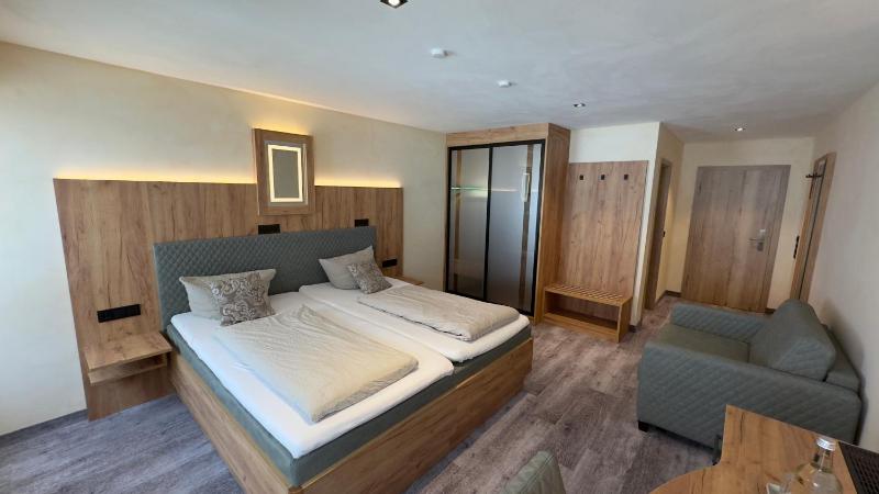 Double Room image 3