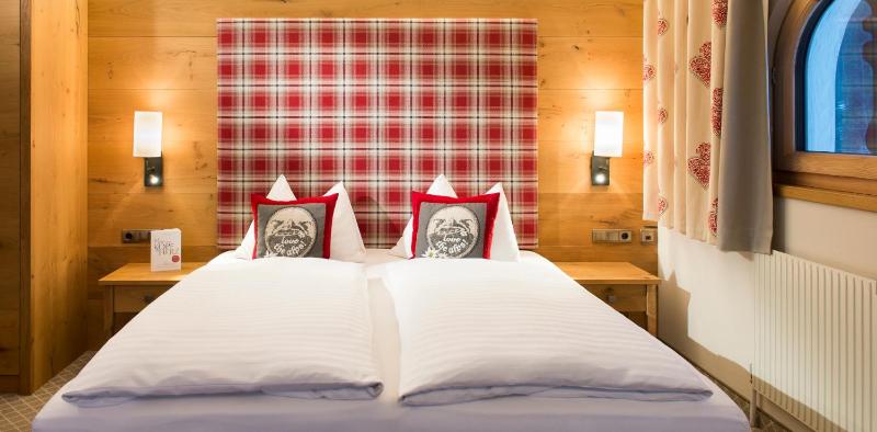 Double Room with Balcony image 3