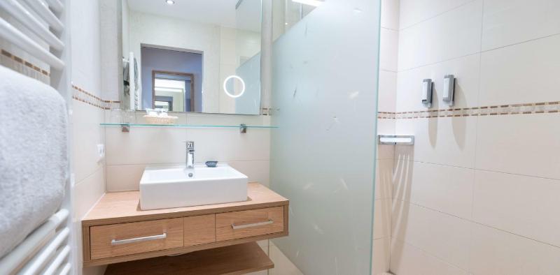 Double Room with Balcony image 4