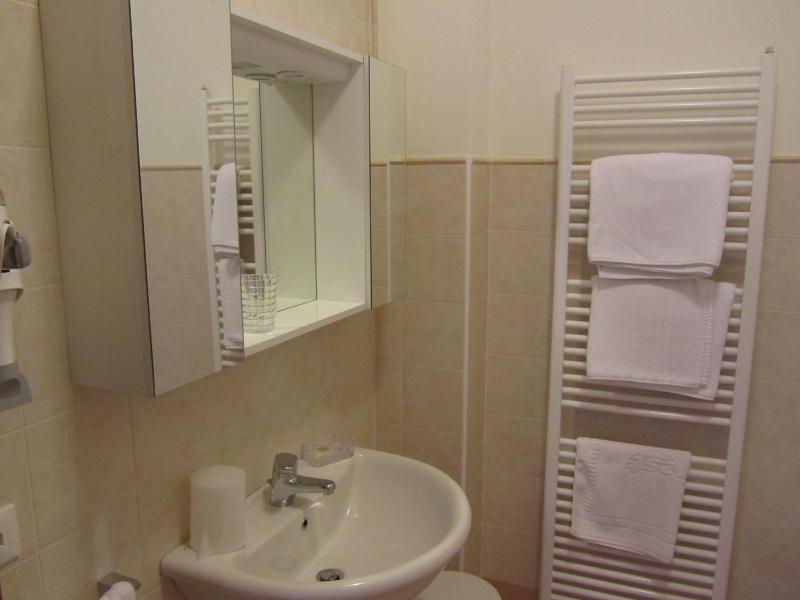 Double or Twin Room with Garden View image 4