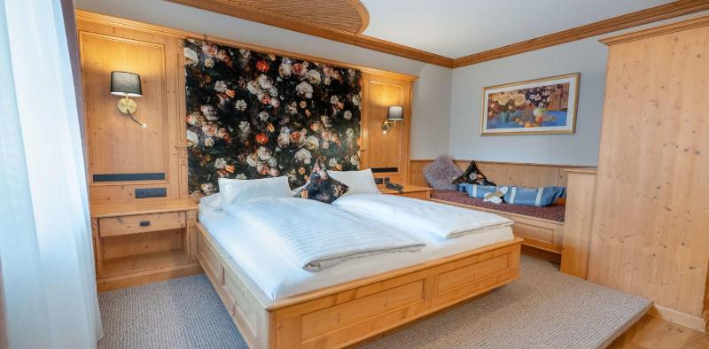 Junior Suite with Balcony image 4