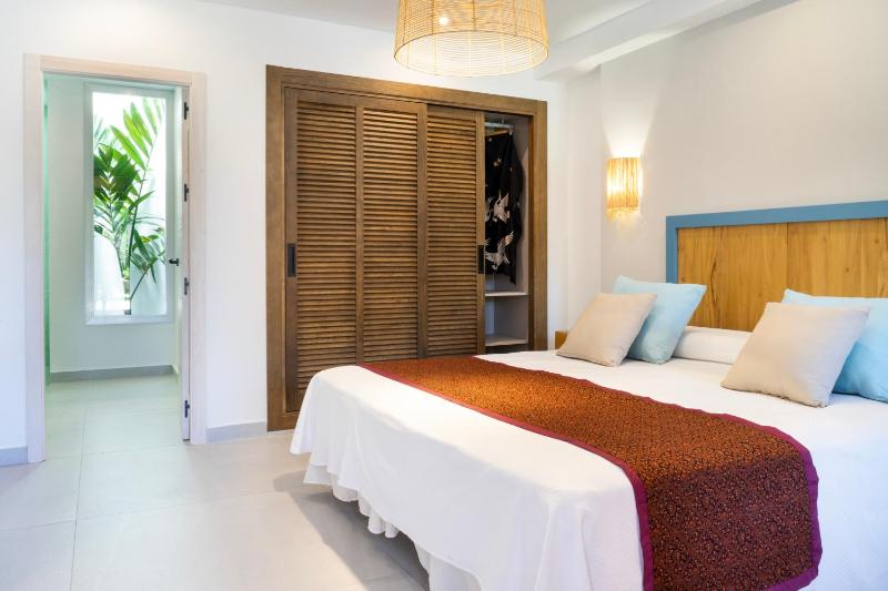 Suite with Garden View image 3