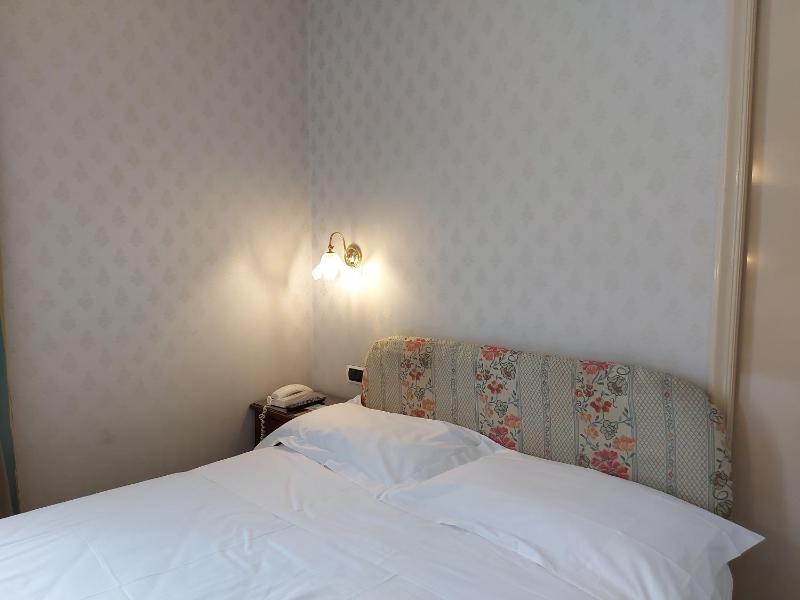 Compact Room image 4