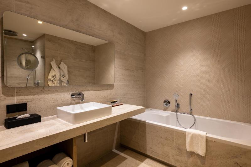 Deluxe Double Room image 3