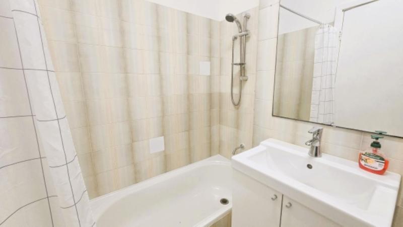 Cozy Corner M106 Studio Apartment near Kings Park - image 8