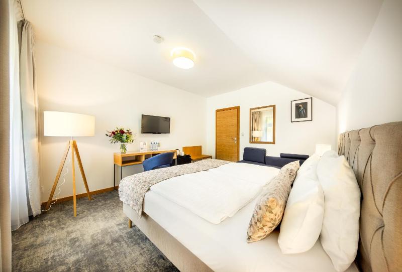 Deluxe Double Room with Terrace image 3