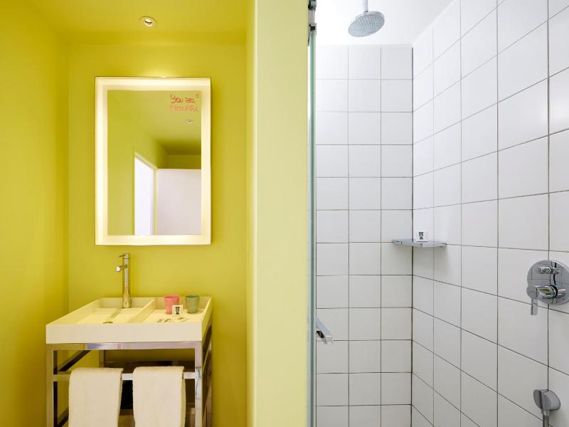 Classic Twin Room image 2